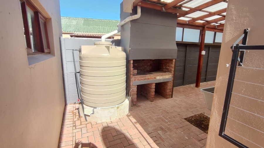 2 Bedroom Property for Sale in Stilbaai Wes Western Cape